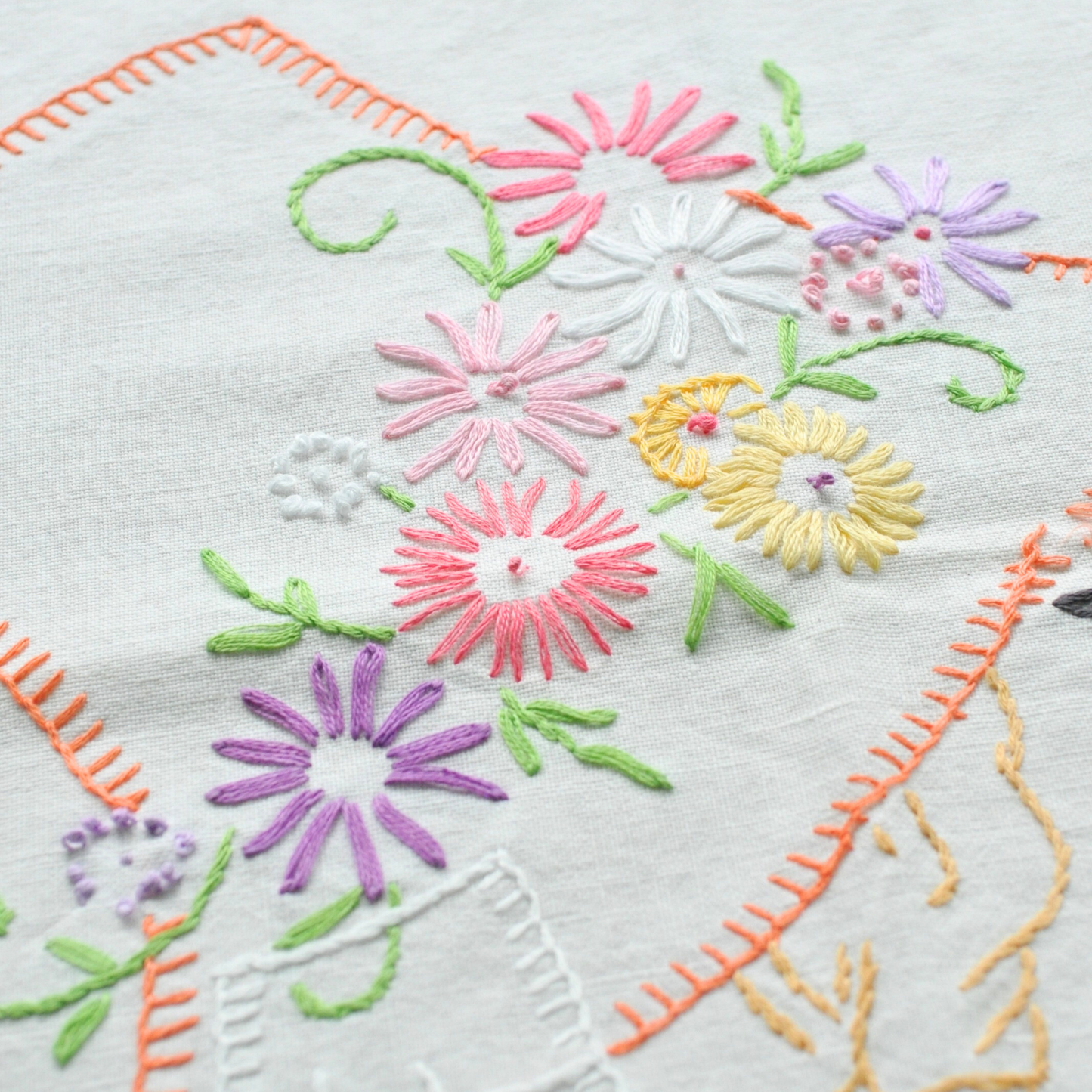 Daisy Table Covering