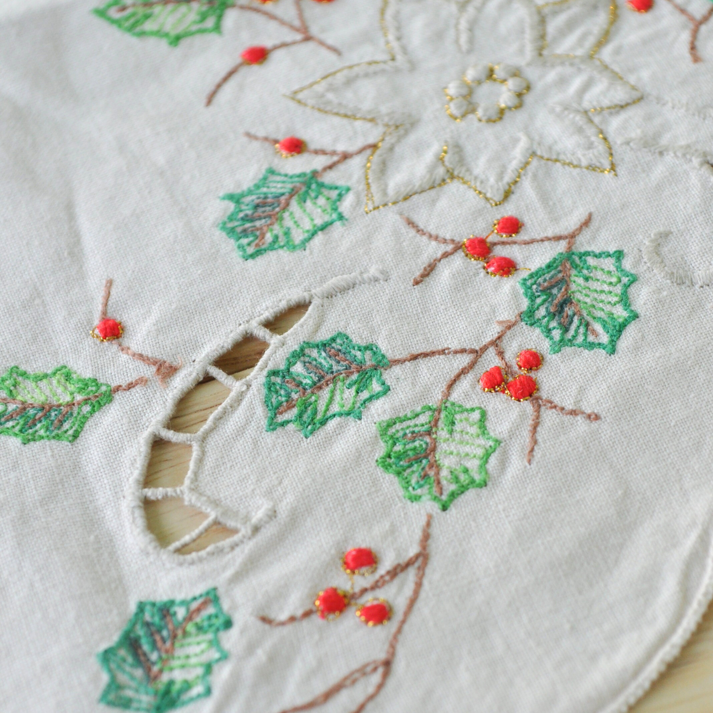 Holly Table Covering