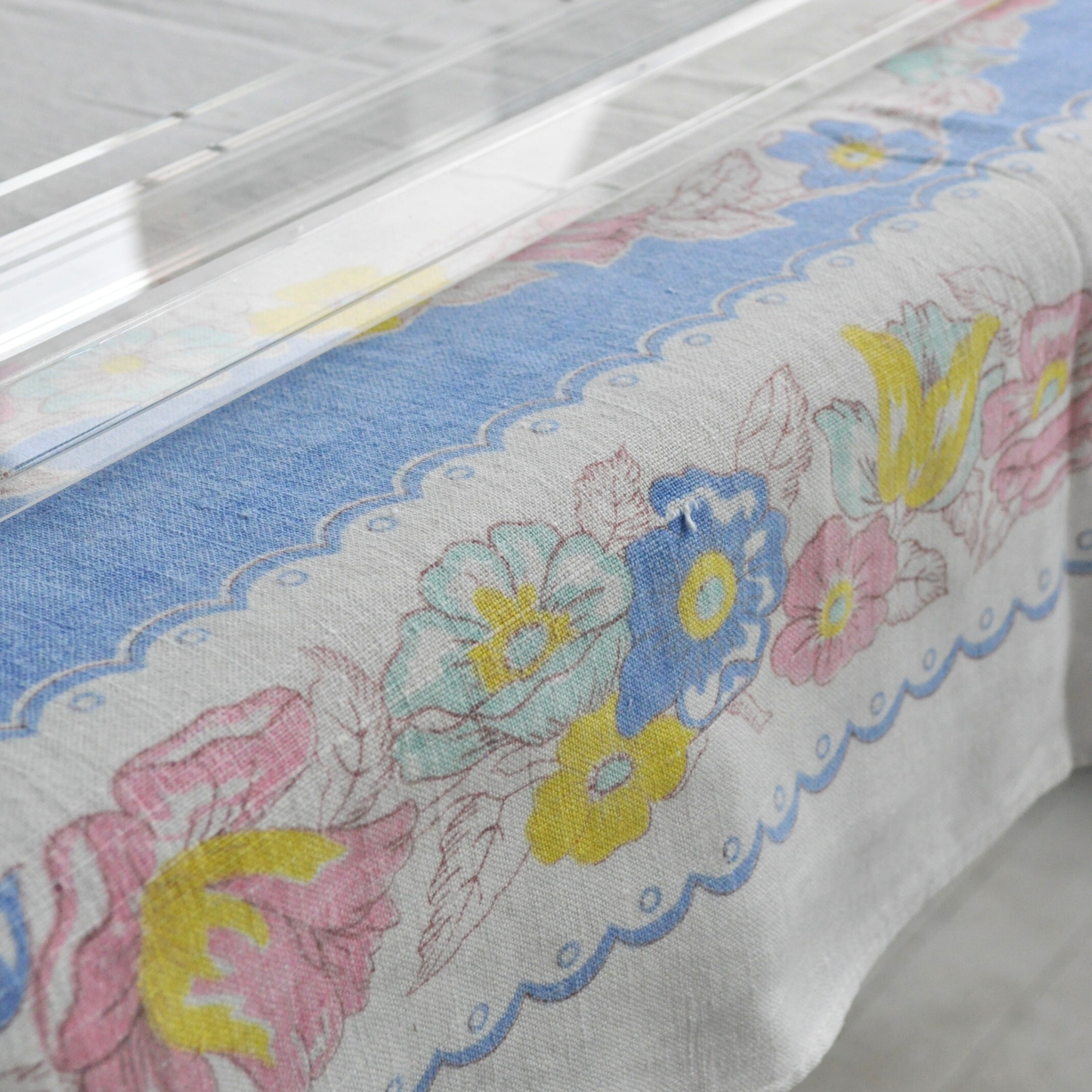 Lila Table Covering