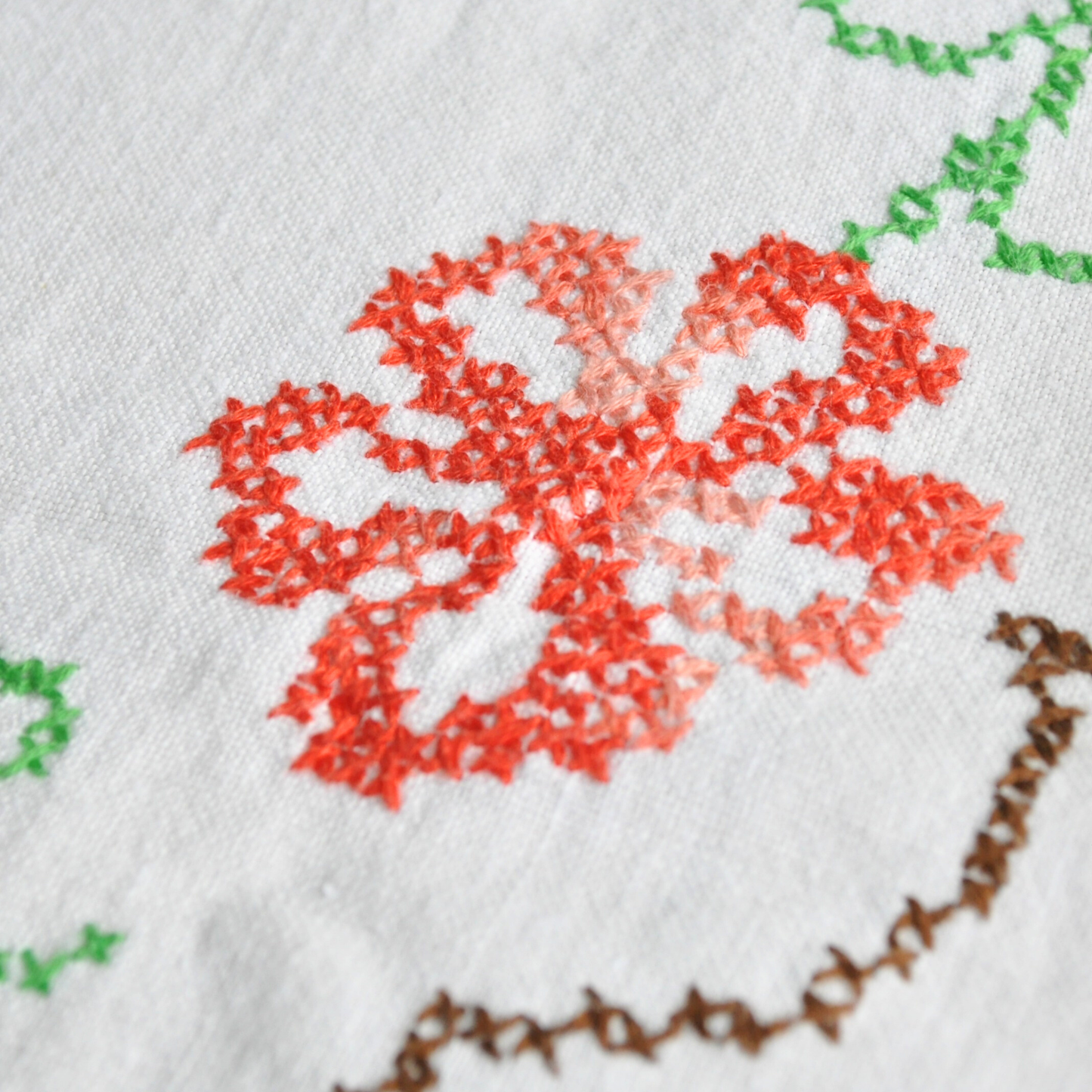 Cynthia Table Covering